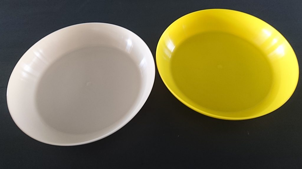 Assiettes blanche et jaune